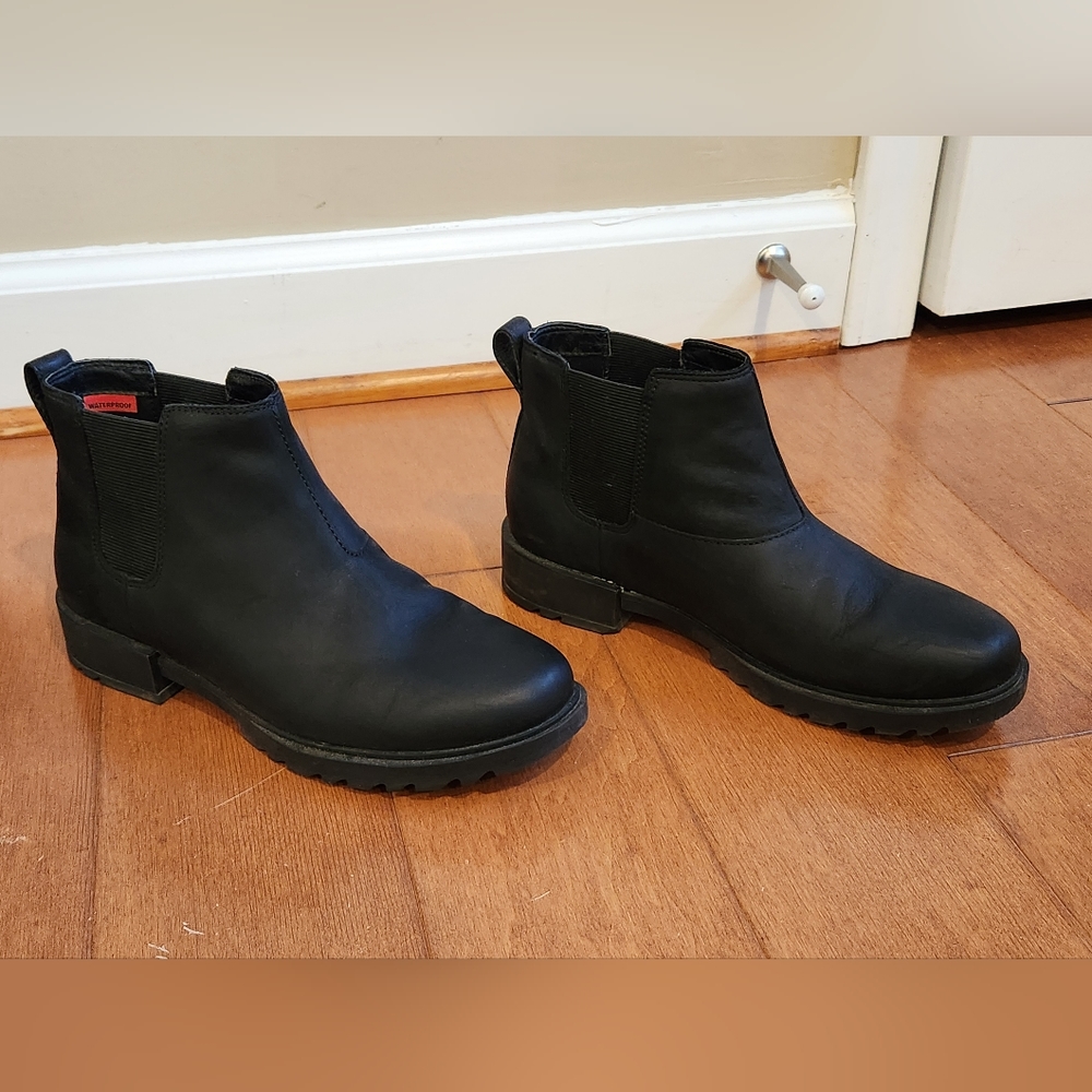 Sorel Emelie II Chelsea Boots in Black (Women's Size 8)